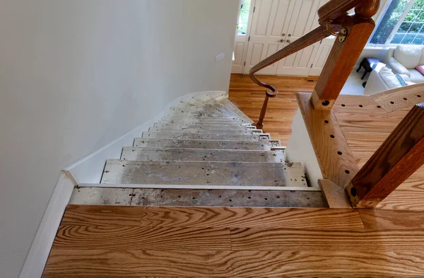 露出した合板や新しい赤いオーク材の木製の床板とホーム階段の改修 — ストック写真