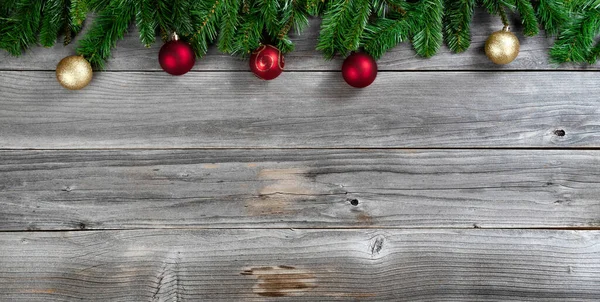 圣诞佳节快乐 新年快乐 在冷杉枝子里挂着红色的球饰 挂在粗糙的木板上 — 图库照片