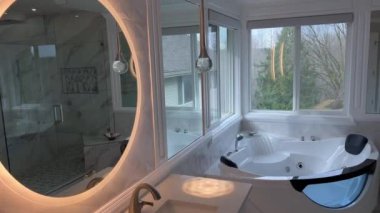 Geniş modern modern modern banyo jakuzili sıcak tüp ve duşta büyük cam yürüyüş havlu ısıtıcı da dahil.