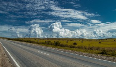 yol üzerinde bulut ejderha