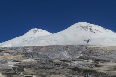 dağların bir arka plan üzerinde iki zirveleri