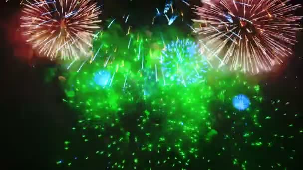 Feu d'artifice coloré pour les fêtes, images de la veille du Nouvel An — Video