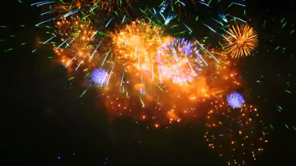 Feu d'artifice coloré pour les fêtes, images de la veille du Nouvel An — Video