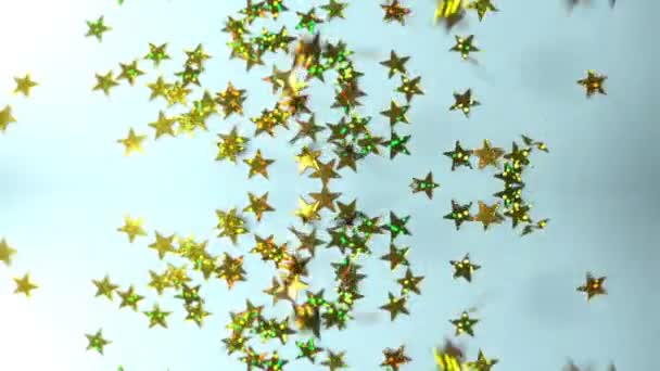 Золотые звезды падают на поверхность — стоковое видео