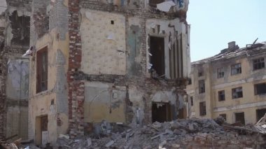 Boş eski bina yıkıldı