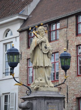 Nepomuk St. John, John Nepomucene heykel kule Church of Our Lady ile Köprü üzerinde