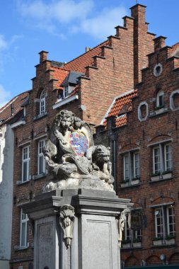 Şehrin Bruge kollarına. Aslan ile heykel ve Bruges, Belçika'ayı