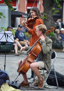 Bruges, Belçika - 25 Ağustos 2018: Grup sokak müzisyenleri oynarken şehir merkezi Meydanı, Bruges, Belçika