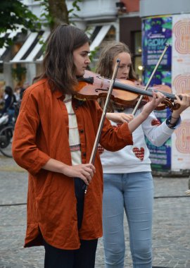 Bruges, Belçika - 25 Ağustos 2018: Grup sokak müzisyenleri oynarken şehir merkezi Meydanı, Bruges, Belçika