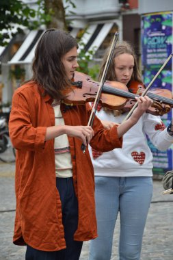 Bruges, Belçika - 25 Ağustos 2018: Grup sokak müzisyenleri oynarken şehir merkezi Meydanı, Bruges, Belçika