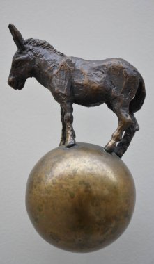 Küçük eşek heykel yapılan eski metal kapı kolu