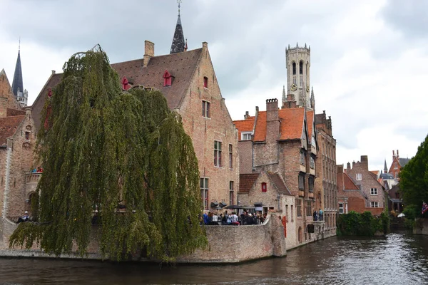 Brugge, Flanders, Belçika kanalda yakınındaki eski binalar