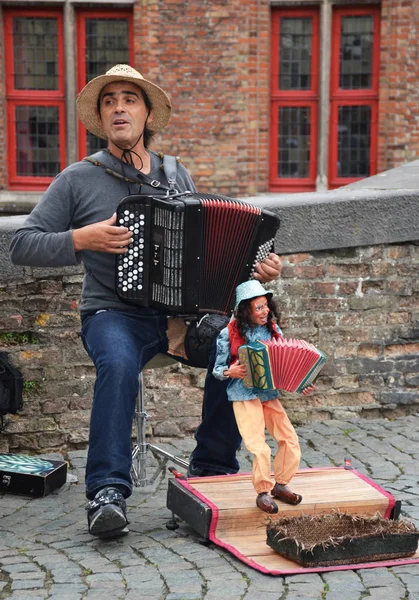 Bruges Belgium August 2018 Street Musician Playing Accordion Puppet — Stock Photo, Image