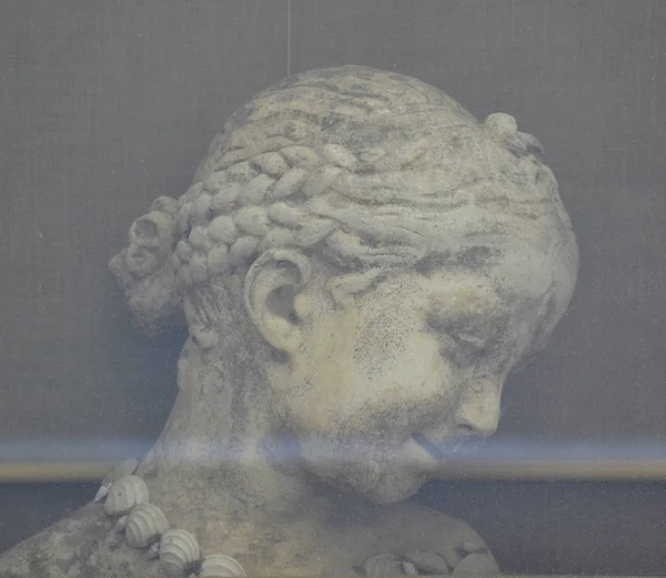 Глава Женской Скульптуры Окном — стоковое фото