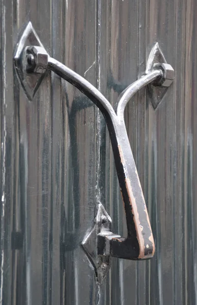 Eski metal kapı kolu