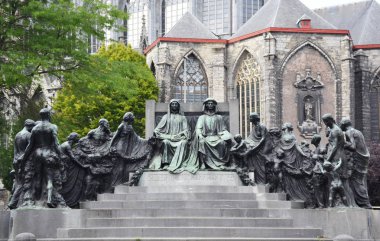 Bronz heykeli Van Eyck kardeşler - Hubert ve Jan ile Aziz BavoKatedrali arka planda, Ghent, Belçika