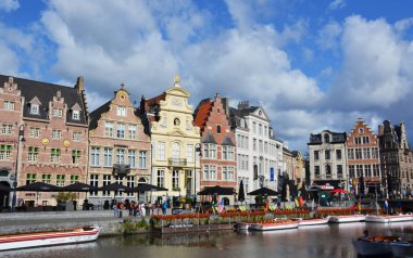 Ghent, Belçika Leie Nehri üzerinde Graslei Limanı üzerinden ortaçağ binaları