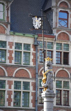 Ghent, Belçika arması tutan Flaman aslan heykeli