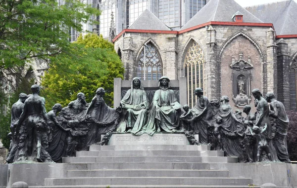 Pronssi Patsas Van Eyck Veljekset Hubert Jan Bavo Katedraali Taustalla — kuvapankkivalokuva