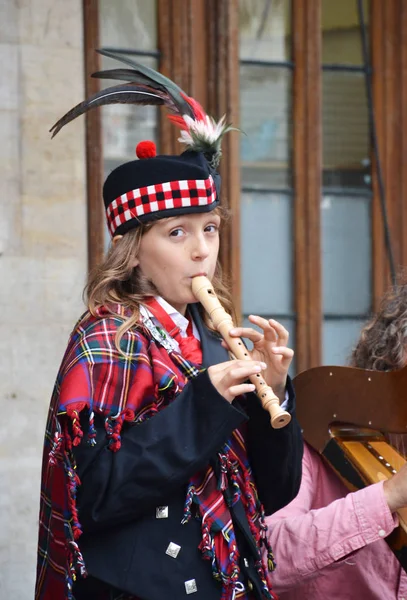 Bruselas Bélgica Agosto 2018 Niña Tocando Flauta Grand Place Bruselas — Foto de Stock