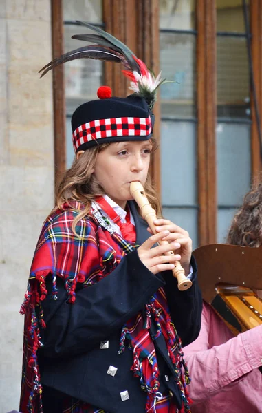 Bruselas Bélgica Agosto 2018 Niña Tocando Flauta Grand Place Bruselas — Foto de Stock