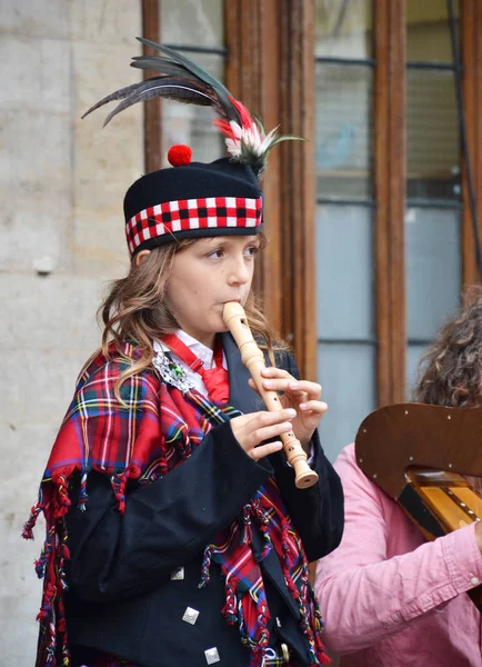 Bruselas Bélgica Agosto 2018 Niña Tocando Flauta Grand Place Bruselas — Foto de Stock