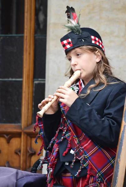 Brussels Belgium August 2018 Young Girl Playing Flute Grand Place — Stock Photo, Image