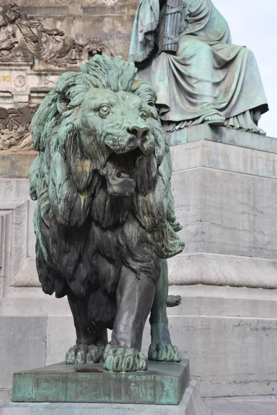 Estátua Leão Congresso Coluna Place Congres — Fotografia de Stock