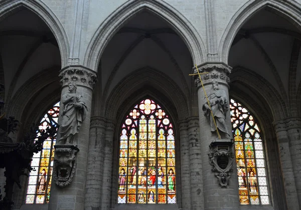 在比利时教会内与彩绘玻璃窗户 — 图库照片