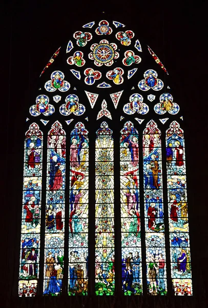 英国の教会内のステンドグラスの窓 — ストック写真
