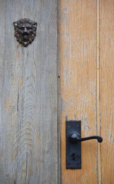 Ahşap Bir Kapının Eski Metal Kapı Kolu — Stok fotoğraf