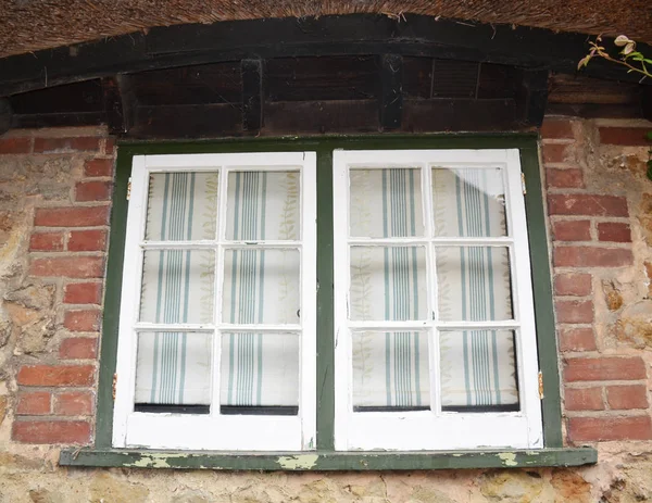 Stare Okno Angielskiego Domu — Zdjęcie stockowe