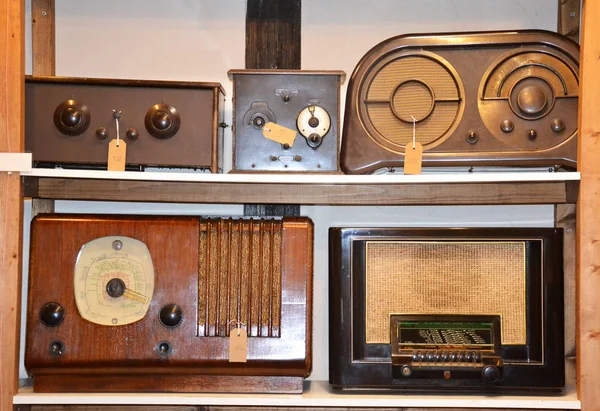 Anciennes Radios Vintage Dans Musée — Photo