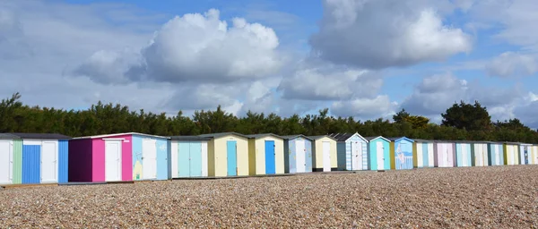 Cabinas Coloridas Cerca Una Orilla Del Mar — Foto de Stock