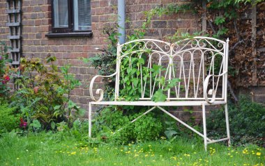 Bahçedeki eski metal bank