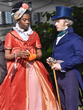 Bath, United Kingdom - 31 Ağustos 2019: Netflix'in molalarda çektiği bir dönemin dramasının oyuncuları