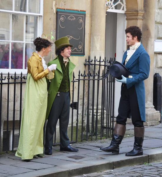 Bath, United Kingdom - 31 Ağustos 2019: Netflix'in molalarda çektiği bir dönemin dramasının oyuncuları