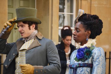 Bath, United Kingdom - 31 Ağustos 2019: Netflix'in molalarda çektiği bir dönemin dramasının oyuncuları