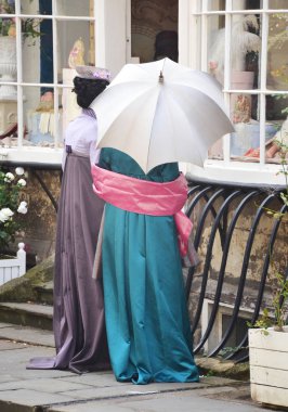 Bath, United Kingdom - 31 Ağustos 2019: Netflix'in molalarda çektiği bir dönemin dramasının oyuncuları