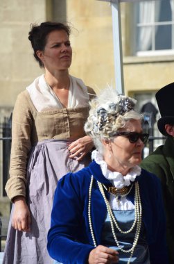 Bath, United Kingdom - 31 Ağustos 2019: Netflix'in molalarda çektiği bir dönemin dramasının oyuncuları