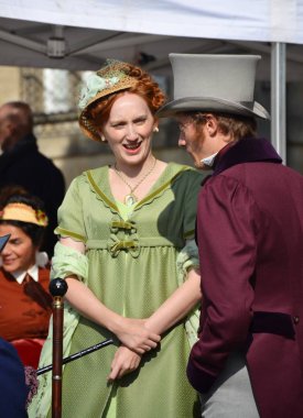 Bath, United Kingdom - 31 Ağustos 2019: Netflix'in molalarda çektiği bir dönemin dramasının oyuncuları