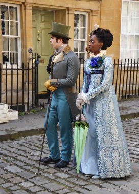 Bath, United Kingdom - 31 Ağustos 2019: Netflix'in molalarda çektiği bir dönemin dramasının oyuncuları