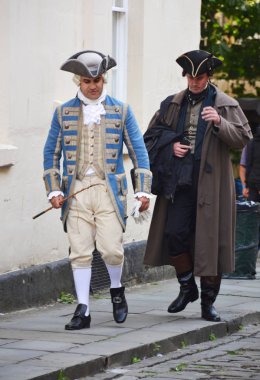 Bath, United Kingdom - 31 Ağustos 2019: Netflix'in molalarda çektiği bir dönemin dramasının oyuncuları