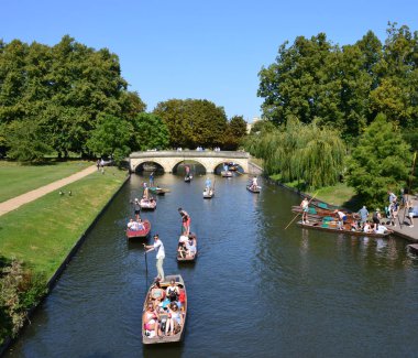 Cambridge, İngiltere 'deki eski köprü ve nehir