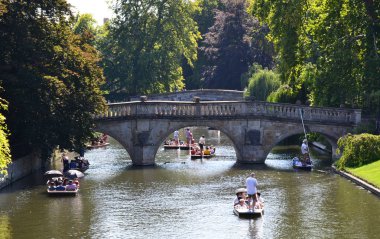 Cambridge, İngiltere 'deki eski köprü ve nehir
