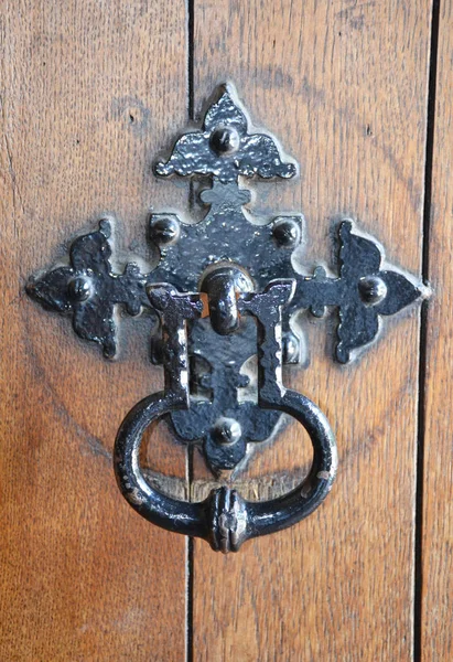 Старая Металлическая Дверная Ручка Деревянной Двери — стоковое фото