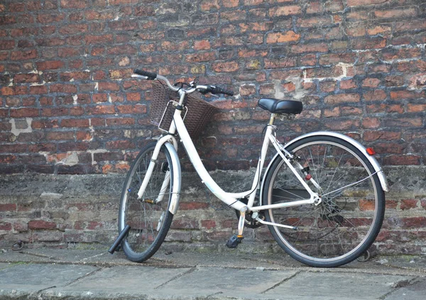 Bicicleta Velha Que Inclina Uma Parede — Fotografia de Stock