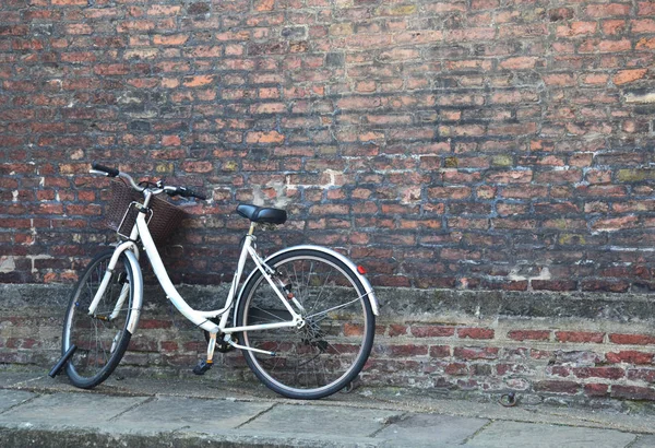 古い自転車を壁にもたれ — ストック写真