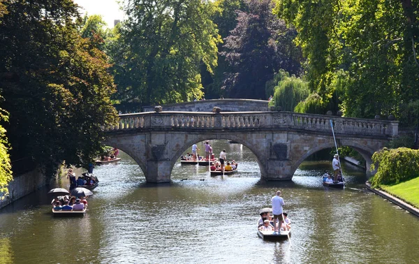 Cambridge, İngiltere 'deki eski köprü ve nehir