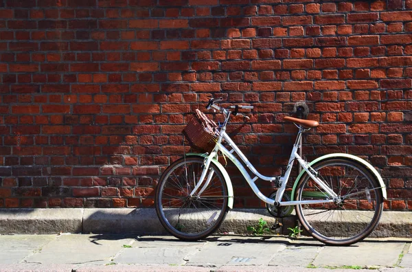 古い自転車を壁にもたれ — ストック写真